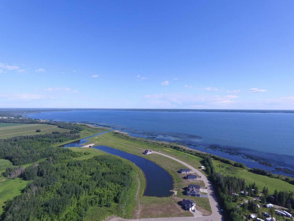 Alberta Beach Inn And Suites Eksteriør billede